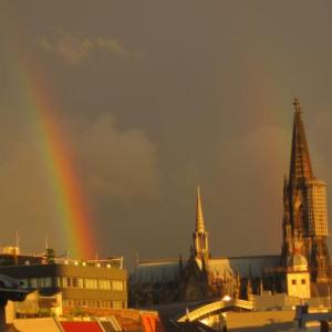 Kölner Dom mit Regenbogen