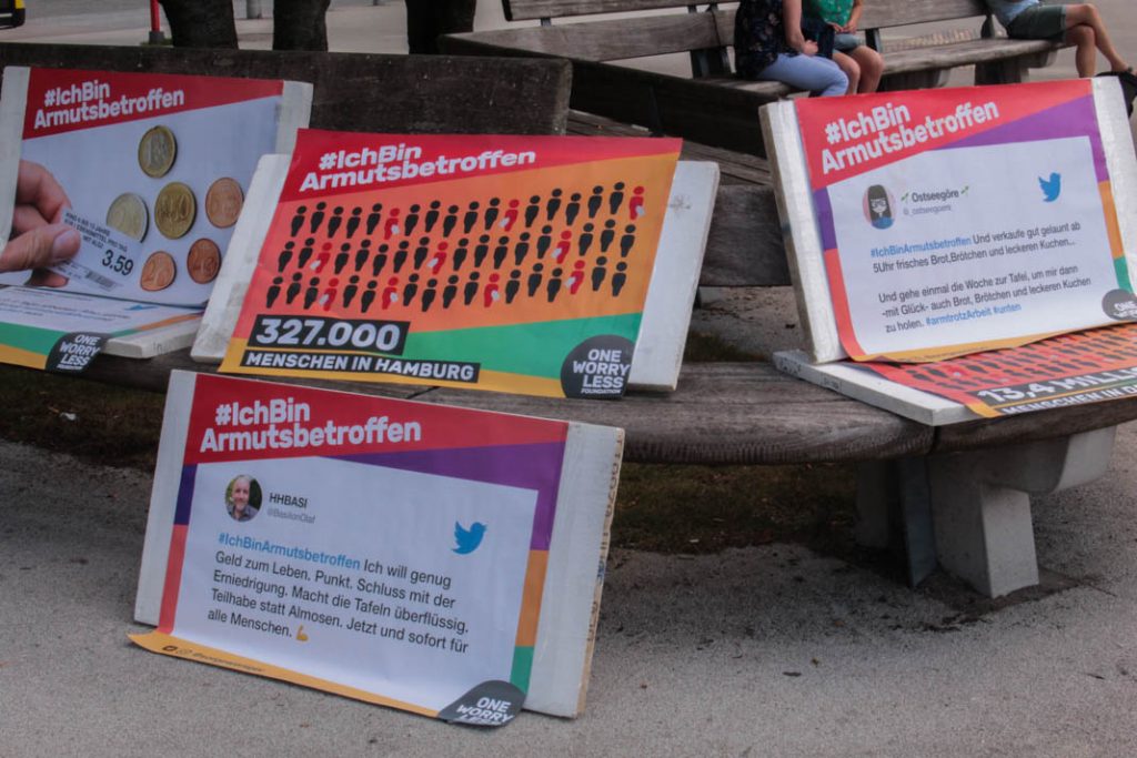 Plakate des Fotoflashmobs von #IchBinArmutsbetroffen mit Tweets