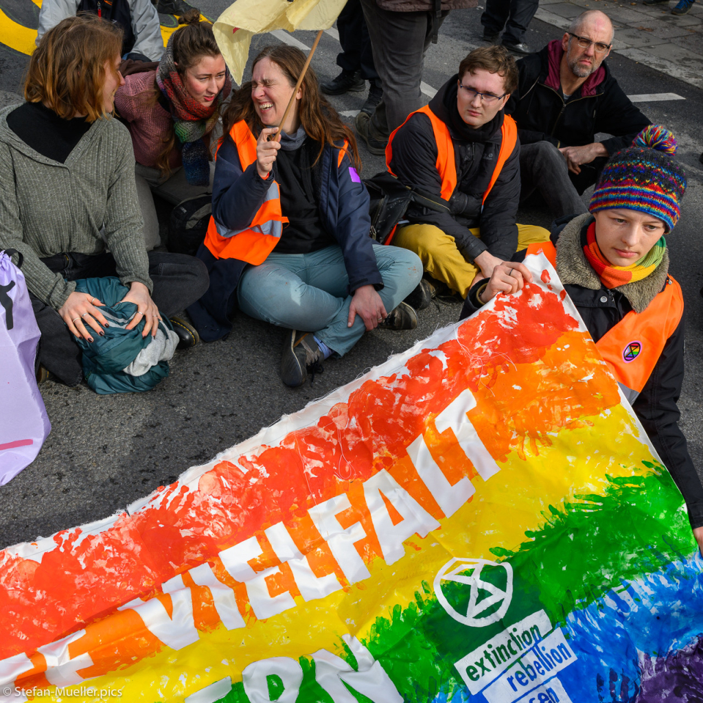 Aktivist*innen der Letzten Generation und von Extinction Rebellion bei der Blockade der Elsenbrücke durch diverse Klimagruppen, Berlin, 02.03.2024