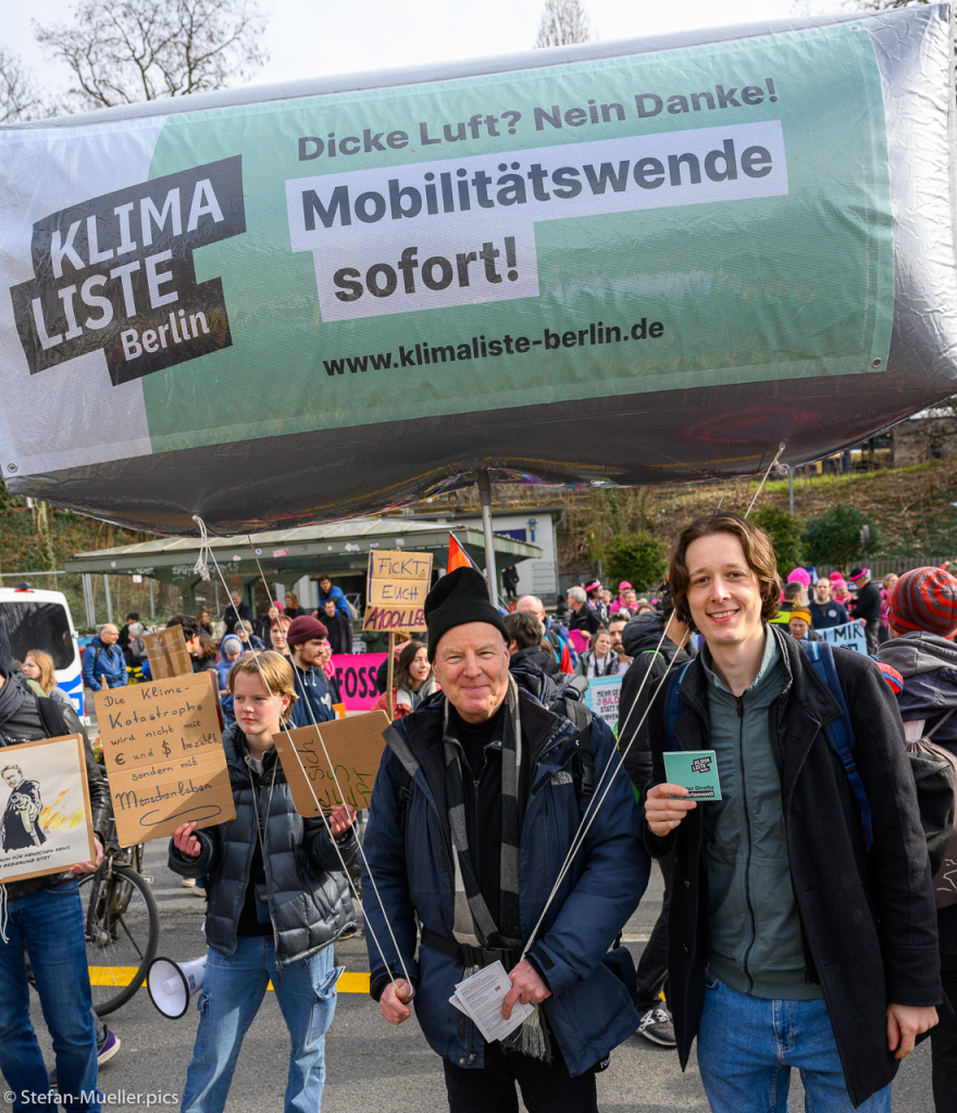 Chris L’Heure und Jan Tovar, Landesvorsitzende der neu gegründeten Klimaliste Berlin, bei der Blockade der Elsenbrücke für den Stopp fossiler Subventionen, Berlin, 02.03.2024