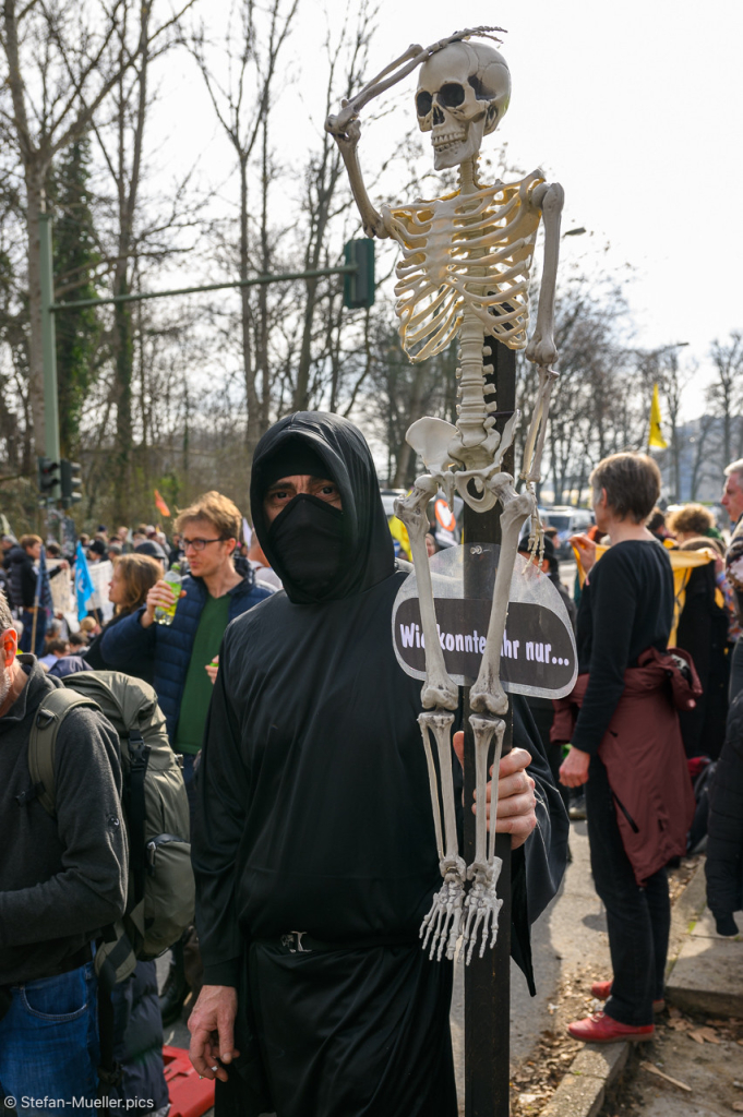 Der Tod möchte eine gleichmäßige Arbeitsbelastung. Er möchte nicht, dass zu viele Menschen auf einmal in der Klimakatastrophe umkommen. Elsenbrücke, Berlin, 02.03.2024