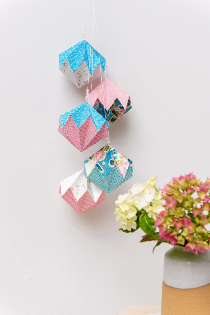 Parure de diamants en origami dans les tons bleus et roses 