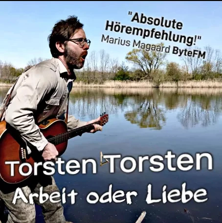 Quadratisches Cover einer CD. Darauf zu sehen: Ein Mensch, der vor einer Flußlandschaft steht, eine braune Parlour-Gitarre umhat und "Uh!" sagt.

Schrift unten: Torsten Torsten (Das ist der Künstlername) Arbeit oder Liebe (Das ist der Name des Albums) 

Schrift oben "Absolute Hörempfehlung"! Marius Magaard ByteFM