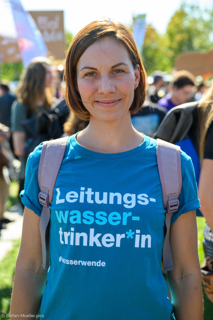 Demoteilnehmerin mit T-Shirt: „Leitungswassertrinker*in #wasserwende“ beim 14. Globalen Klimastreik von Fridays for Future, Kanzleramt, Berlin, 20.09.2024