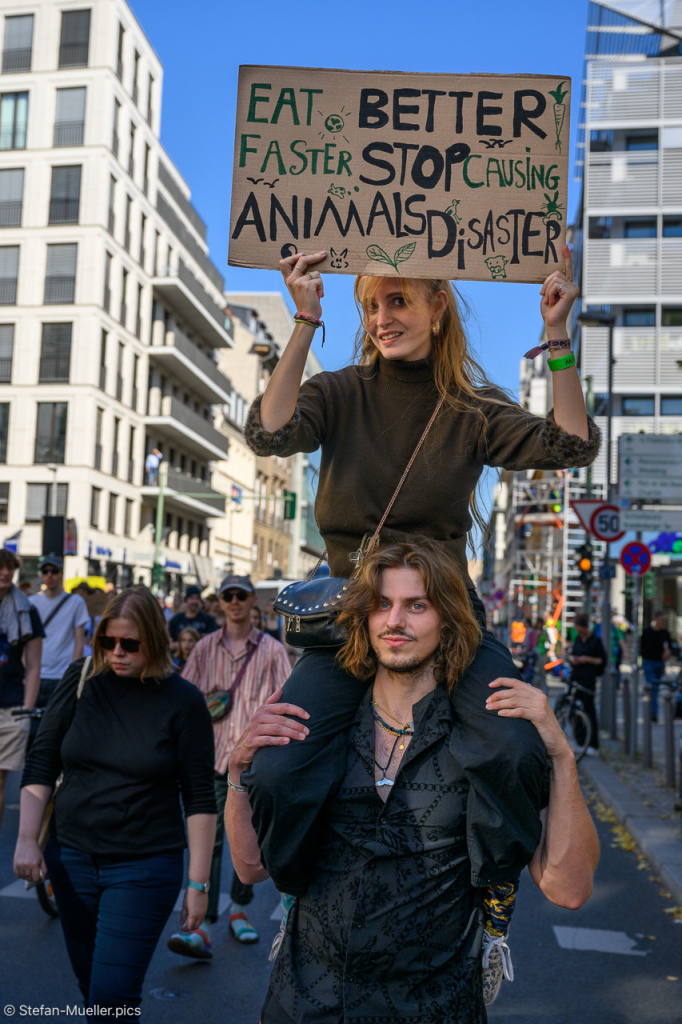 Demoteilnehmer mit Schild: „Eat better faster stop causing animals disaster“ beim 14. Globalen Klimastreik von Fridays for Future, Kanzleramt, Berlin, 20.09.2024