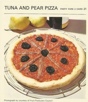 Vintage recipe card for a tuna and pear pizza. The card has a large photo which clearly depicts a prune and anchovy pizza. The photo is credited to the Fruit Producers Council.