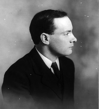 Sideways portrait photograph of Pádraig Pearse.