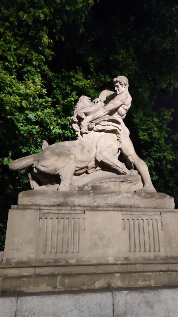 Monument depicting a man struggling with a lion