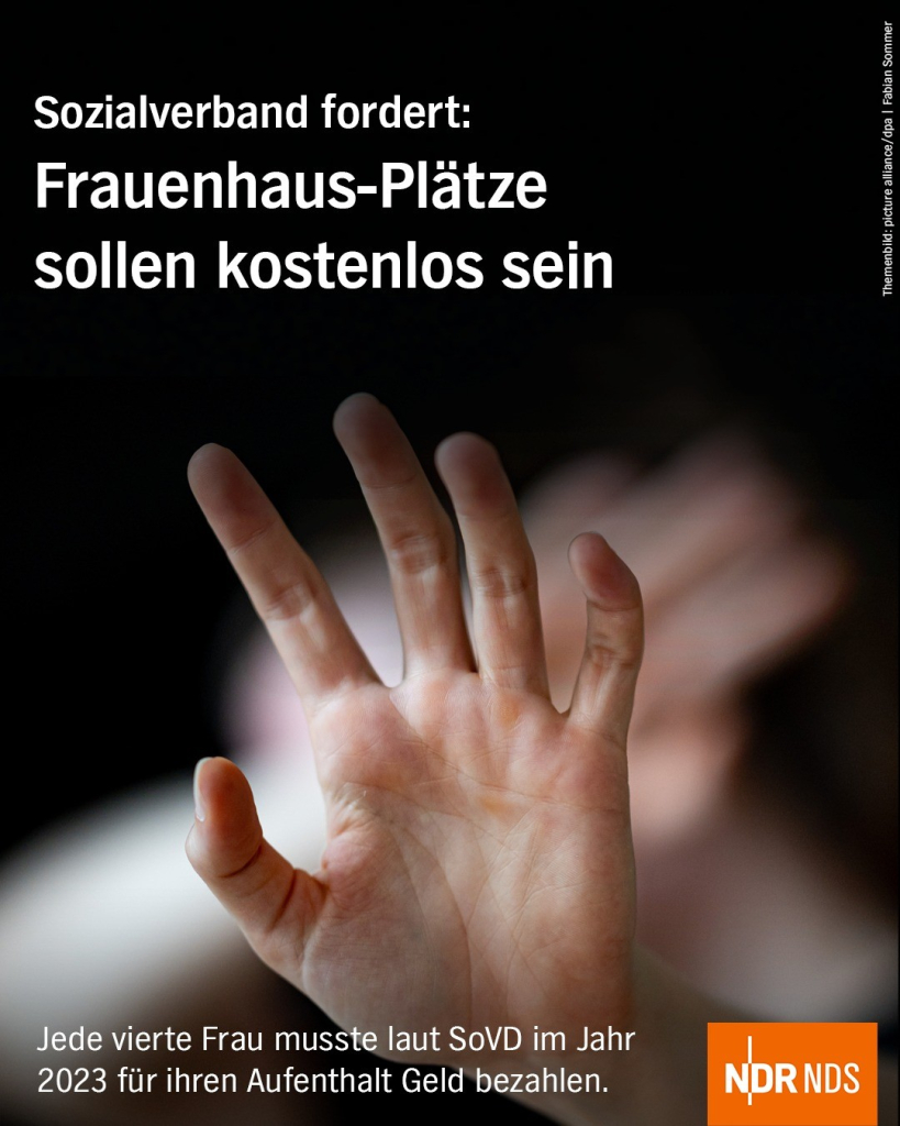 Foto einer Hand vor einem dunklen, verschwommenen Hintergrund. dazu der Text: Sozialverband fordert: Frauenhaus-Plätze sollen kostenlos sein. Jede vierte Frau musste laut SoVD im Jahr 2023 für ihren Aufenthalt Geld bezahlen.