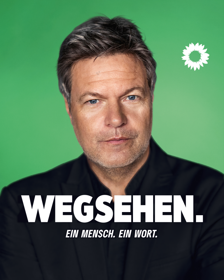 Ein Wahlplakat mit grünem Hintergrund und einer weißen Sonnenblume oben rechts. Im Hintergrund Robert Habeck, der in die Kamera blickt. Davor ein Schriftzug "Wegsehen.", darunter ein kleiner Untertitel: "Ein Mensch. Ein Wort."