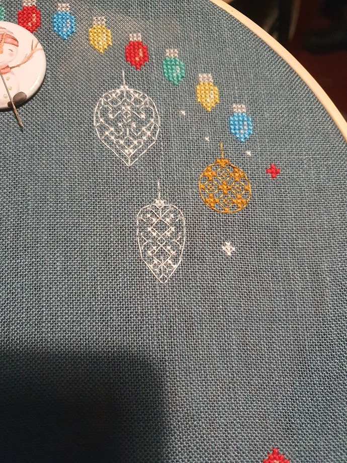 A continuation on the cross stitch, the third bauble is a longer, thinner bauble with crosses and mostly backstitch. 