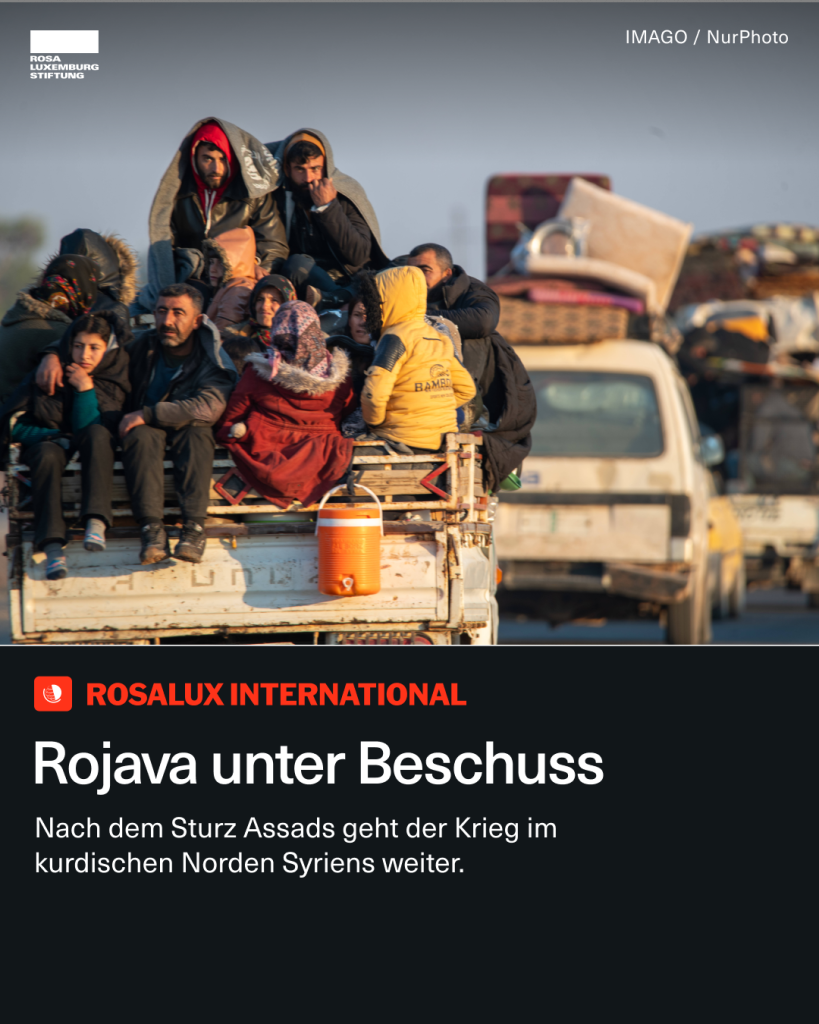 Foto: Tausende von Zivilisten aus der Gegend um Tal Rifaat fliehen in Richtung Raqqa. Dazu der Text: "Rojava unter Beschuss. Nach dem Sturz Assads geht der Krieg im kurdischen Norden Syriens weiter."