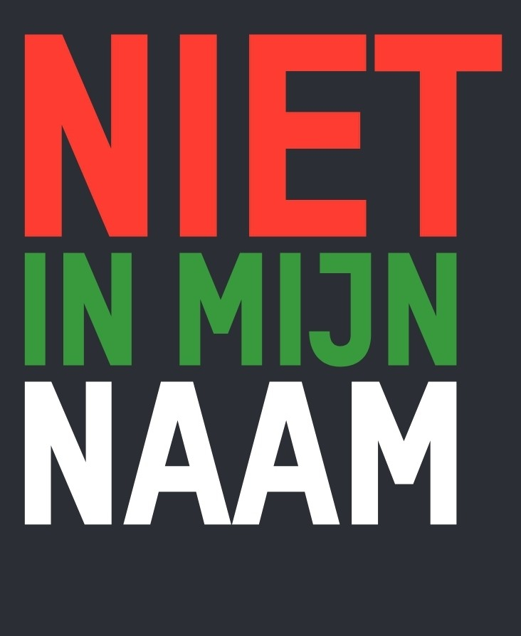 De tekst NIET IN MIJN NAAM in rode, groene en witte letters.