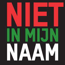 NIET IN MIJN NAAM - slogan, woorden onder elkaar in rood-groen-en witte letters

NIET (rode letters)
IN MIJN (groene letters
NAAM (witte letters)