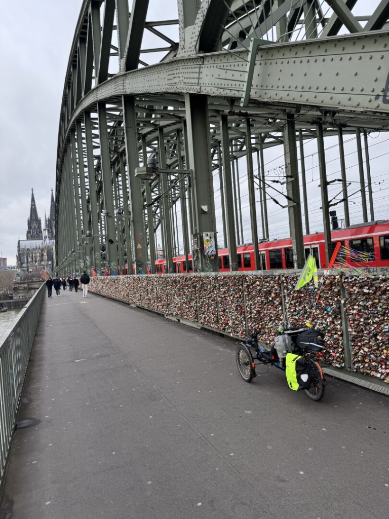 #Köln #cologne #thisiscologne #deutzerbruecke #hohenzollernbruecke #sightseeing #travel #cycling #radfahren #blog #fahrradblog
https://warumichradfahre.blog/