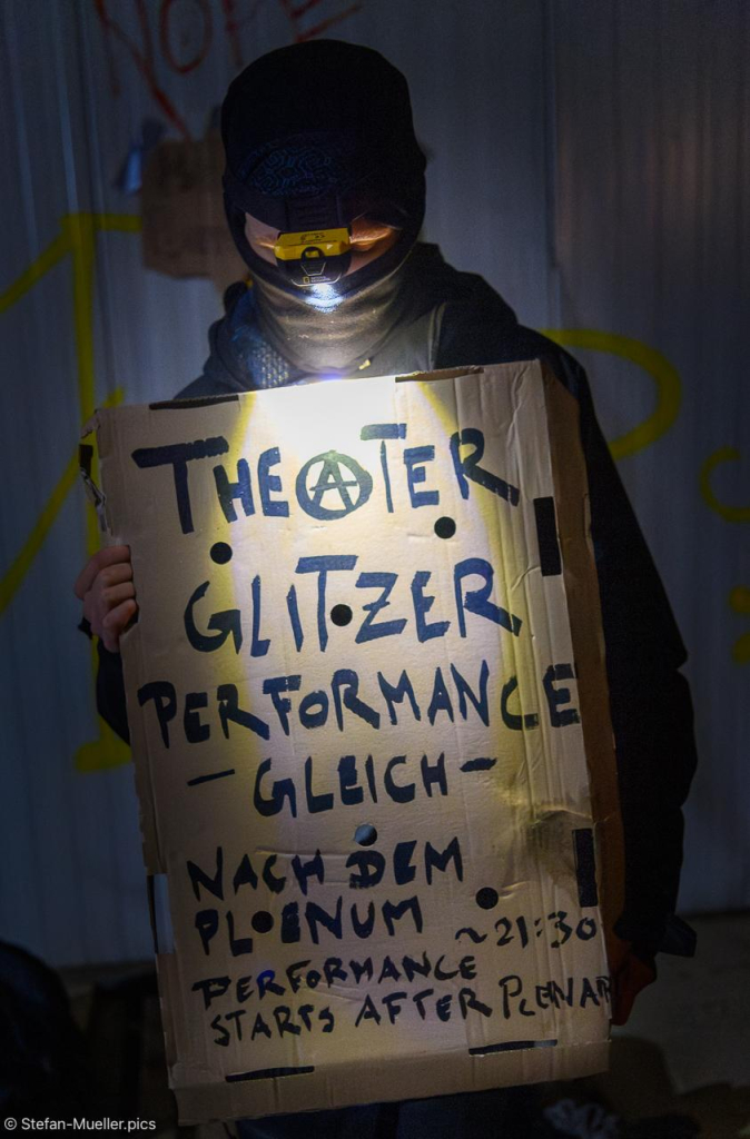 Theateraufführung in Lützerath. Einziges Licht waren zwei Taschenlampen und Stirnlampen. ISO 51200, f 2,8, 1/15 sec, 06.01.2023