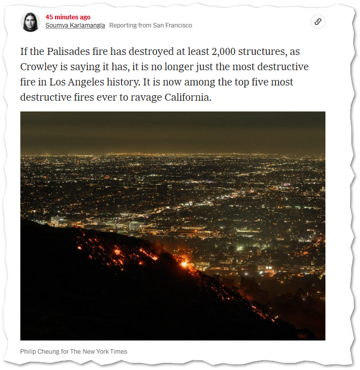 Das Bild zeigt einen nächtlichen Blick auf Los Angeles. Im Vordergrund brennt ein Hügel, auf dem mehrere Feuerstellen zu sehen sind, die sich entlang der Vegetation ausbreiten. Der Kontrast zwischen den glühenden Flammen und den Lichtern der Stadt im Hintergrund betont die Nähe des Feuers zur urbanen Umgebung.