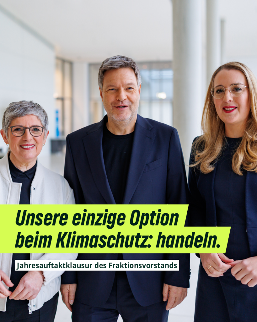 Man sieht ein Foto von Britta Haßelmann, Robert Habeck und Katharina Dröge, die nebeneinander stehen und in die Kamera lachen. Darunter steht geschrieben: „Unsere einzige Option beim Klimaschutz: handeln.  Jahresauftaktklausur des Fraktionsvorstands“