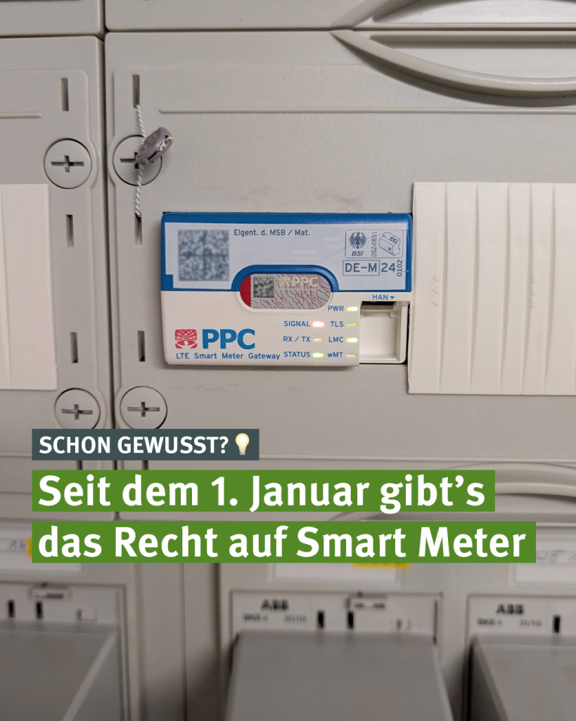 Das Bild zeigt die Nahaufnahme eines Zählerschranks. In der Mitte ist ein Smart Meter Gateway zu sehen. Darunter steht unter der Überschrift "Schon gewusst?": "Seit dem 1. Januar gibt es das recht auf Smart Meter"