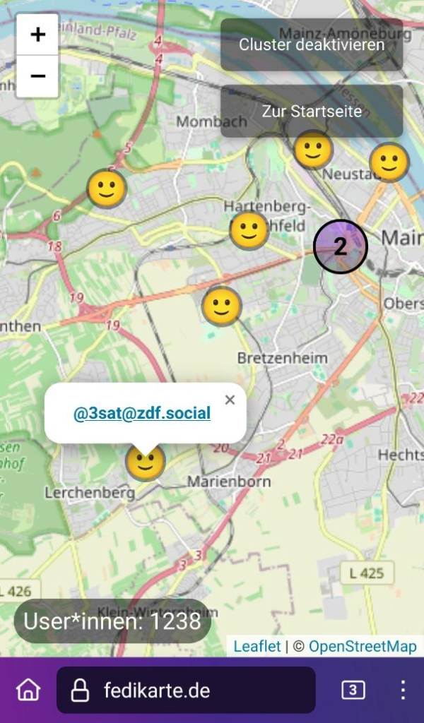 Das Bild zeigt eine Karte von Mainz mit mehreren gelben Smileys, die verschiedene Orte markieren.  Im oberen Bereich befinden sich Schaltflächen zur Steuerung der Kartenansicht und zum Deaktivieren von Clustern.  Unten ist die Nutzer*innen-ID "1238" und der Hinweis auf die Webseite "fedikarte.de" zu sehen.  Ein kleiner Kasten zeigt den Benutzernamen "[@]3sat[@]zdf.social". Die Karte basiert auf OpenStreetMap.

Bereitgestellt von ⁨@altbot⁩, generiert mit Gemini