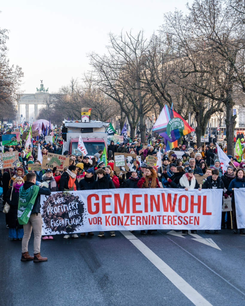 Wir haben es satt!-Demo mit Frontbanner "Gemeinwohl vor Konzerninteressen"