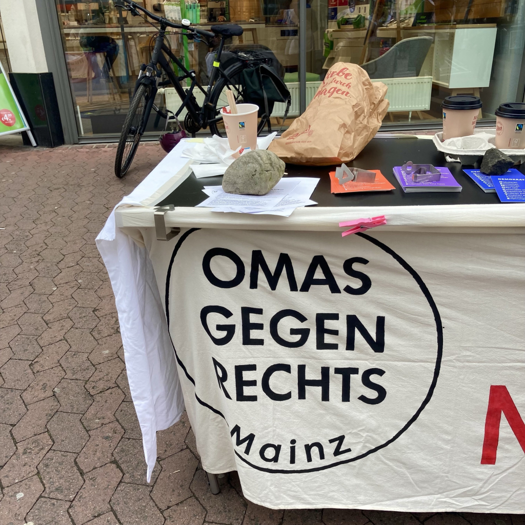 Foto vom Stand der Omas Gegen Rechts in der Mainzer Innenstadt heute