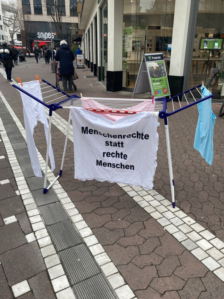 Foto vom Stand der Omas Gegen Rechts in der Mainzer Innenstadt heute