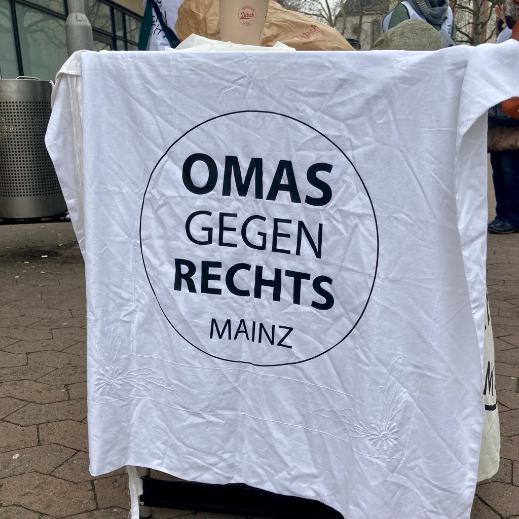 Foto vom Stand der Omas Gegen Rechts in der Mainzer Innenstadt heute