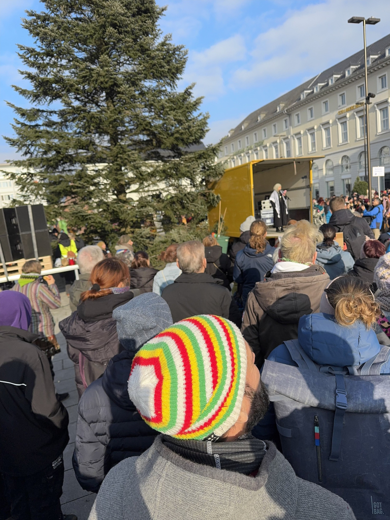 Demonstration der migrantischen Community und ihrer Freund*innen auf dem Marktplatz in Karlsruhe. 