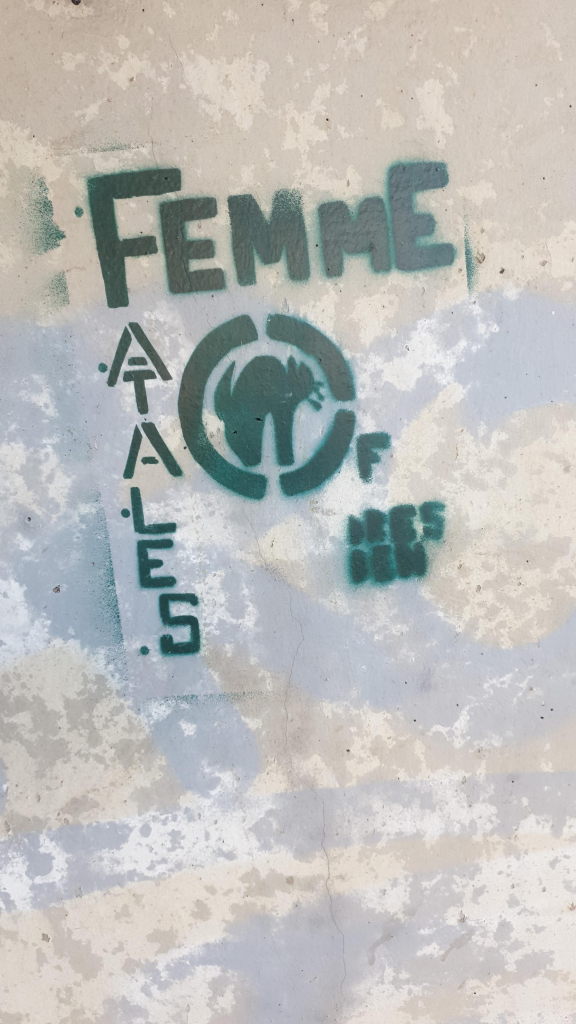 "Femme Fatales Dresden" um ein Logo herum