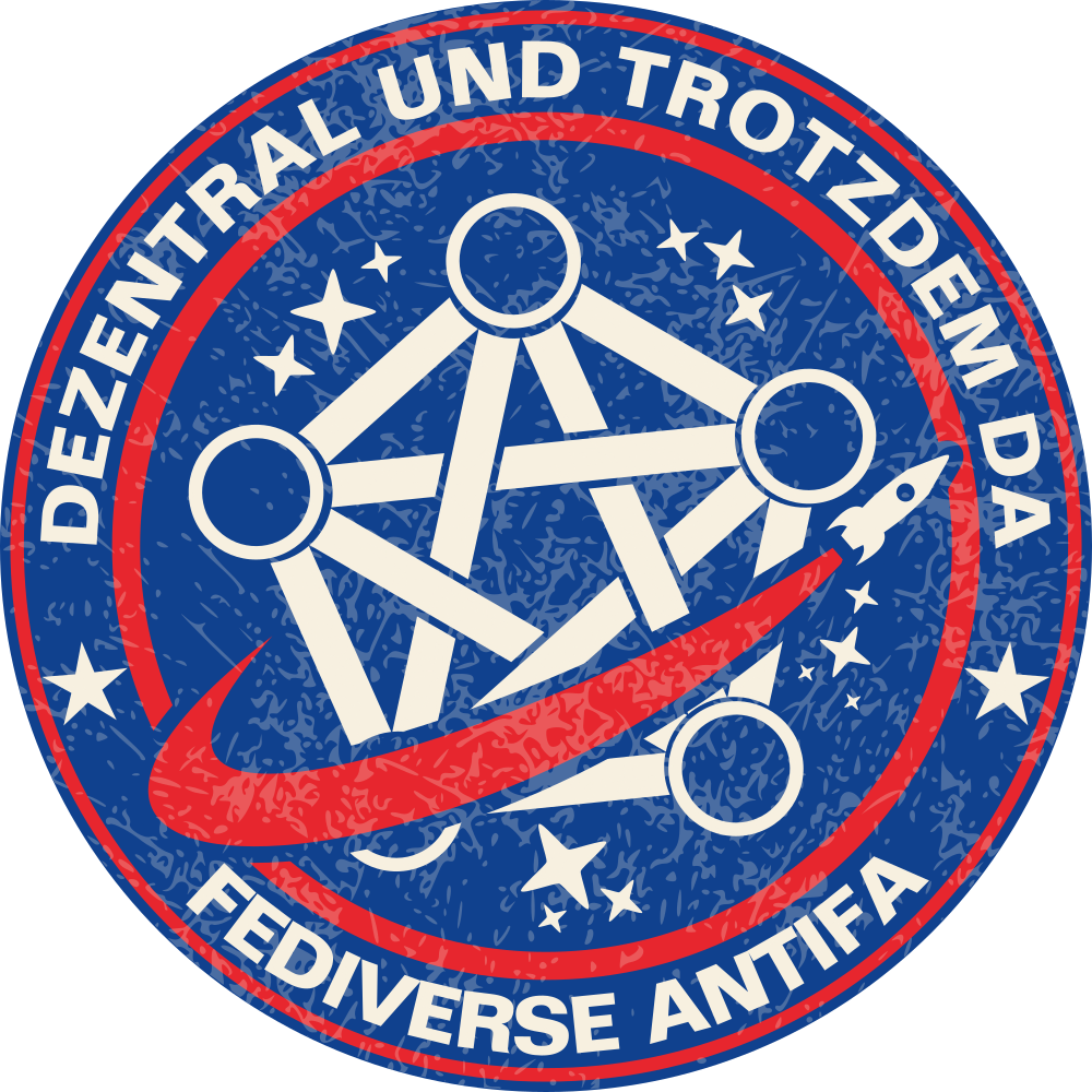 Rundes Motiv in Farben des Nasa Logos. In der Mitte befindet sich ein Pentagon förmiges Netz aus Kreise als Ecken und Verbindungen. Davor ist ein roter Schweif mit einer Rakete. Im Kreis steht: Dezentral und Trotzdem Da, Fediverse Antifa