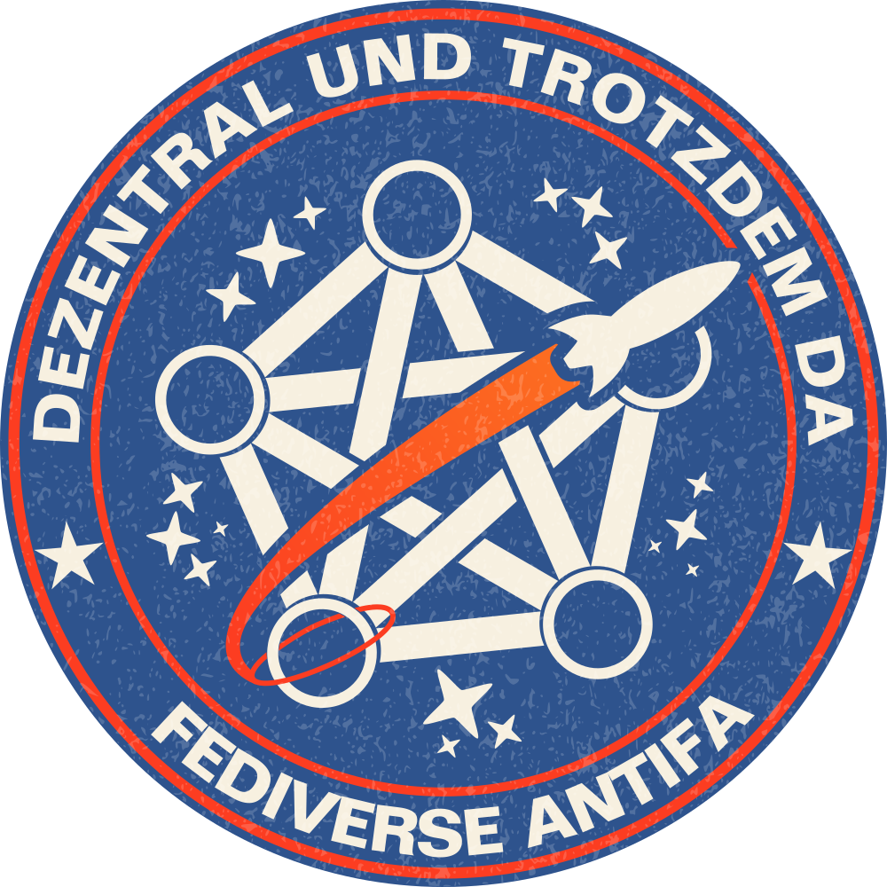 Runder Sticker im leichten Nasa Design. Im Hintergrund ist ein Fediverse Logo mit Sternen zu sehen, davor ist eine Rakete mit einem Schweif. Um das Logo steht: Dezentral und Trotzdem da, Fediverse Antifa