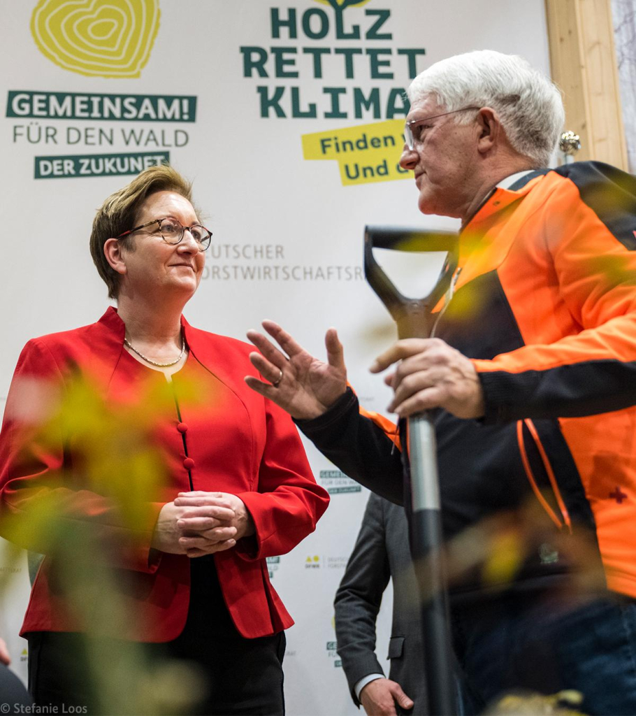 Bauministerin Klara Geywitz am Stand des Deutschen Forstwirtschaftsrates auf der Grünen Woche.