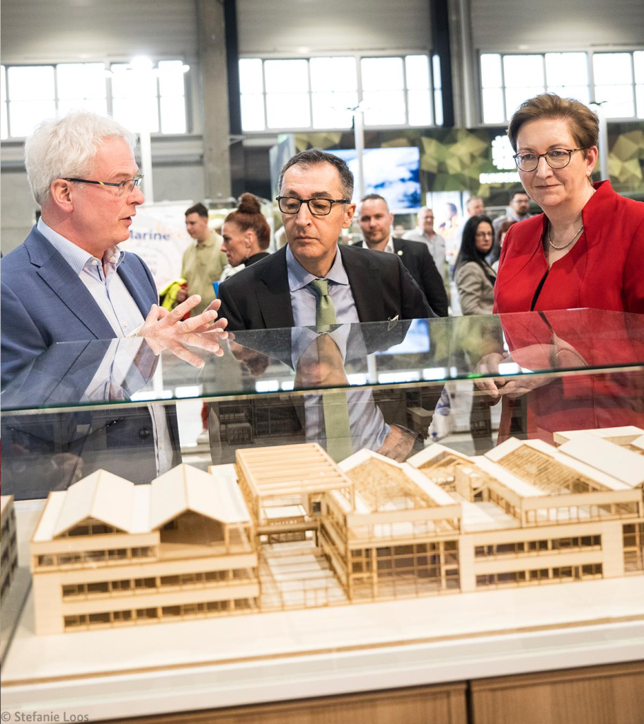 Bauministerin Klara Geywitz und Landwirtschaftsminister Cem Özdemir am Stand der Fachagentur Nachwachsende Rohstoffe auf der Grünen Woche.