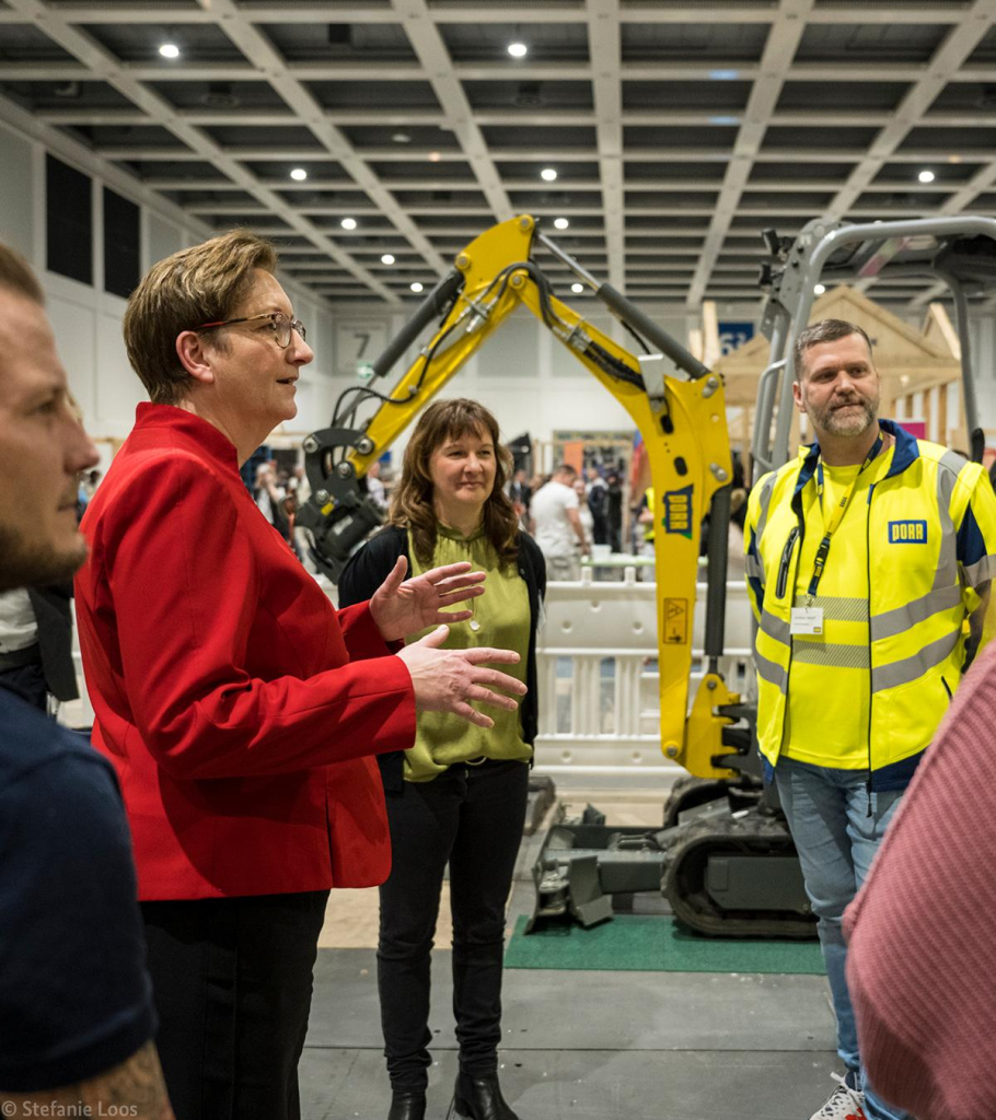 Bauministerin Klara Geywitz auf der Grünen Woche im Gespräch mit Auszubildenden.