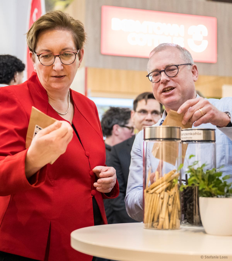 Bundesbauministerin Klara Geywitz informiert sich über die Produkte des Startups Point2Hectare.