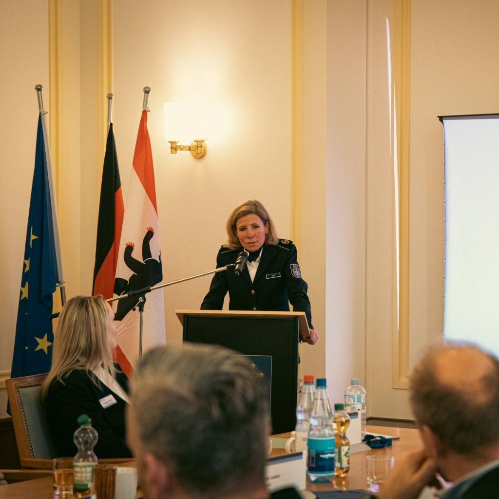 Die für die Finanzkontrolle Schwarzarbeit zuständige Direktionspräsidentin der Generalzolldirektion, Fr. Voß, steht am Rednerpult. Foto: Polizei Berlin