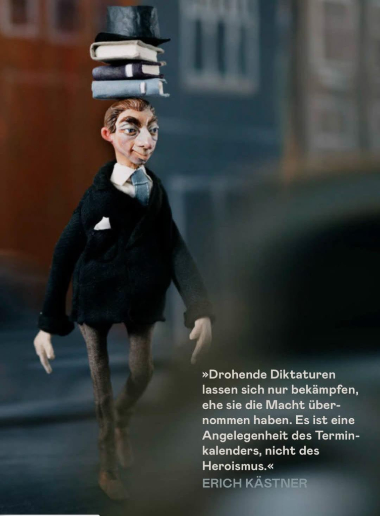 
Drohende Diktaturen lassen sich nur bekämpfen,
ehe sie die Macht übernommen haben. 
Es ist eine
Angelegenheit des Termin-
kalenders, nicht des
Heroismus.«

Erich Kästner 
