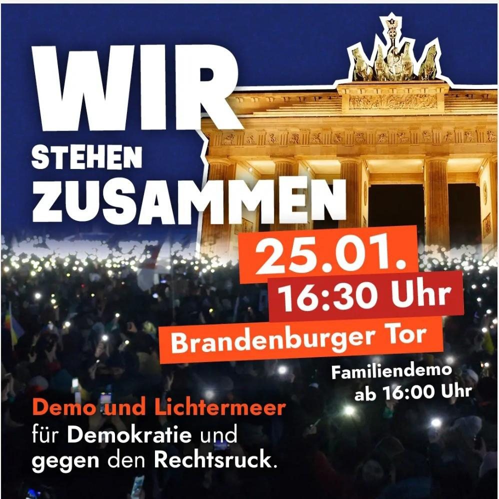 Bild zeigt eine Menschenmenge mit Lichtern vor dem Brandenburger Tor. Demoaufruf für 25.1.2025, ab 16 Uhr Familiendemo, ab 16:30 Uhr Start, Demo und Lichtermeer für Demokratie und gegen den Rechtsruck.