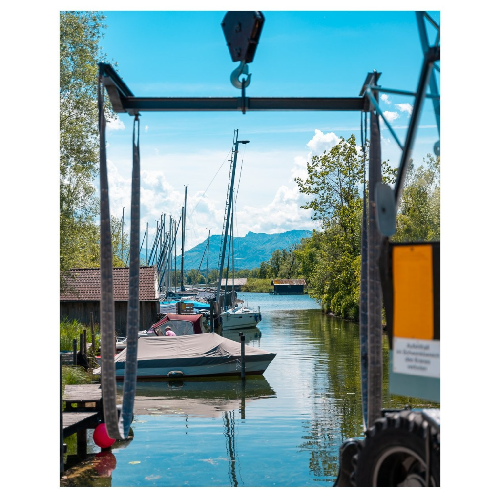 Ein kleiner Kran mit einer Halterung für Boote um die Boote aus dem Wasser zu heben. 