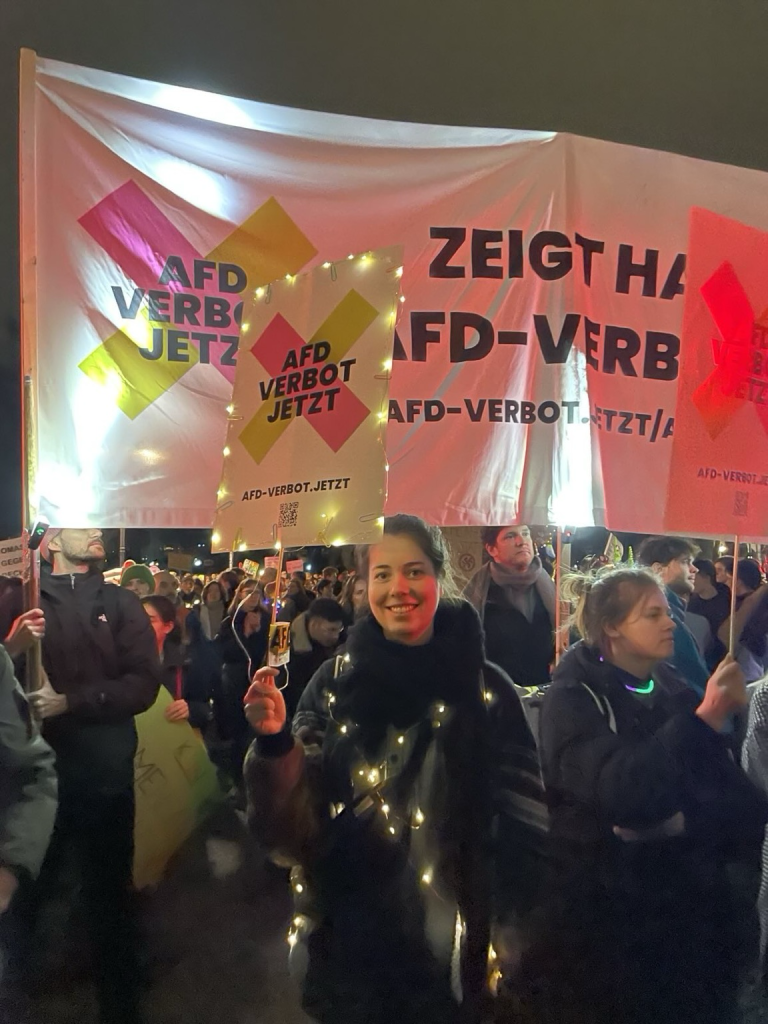 Menschen demonstrieren vor dem Brandenburger Tor mit AfD-Verbotsschildern