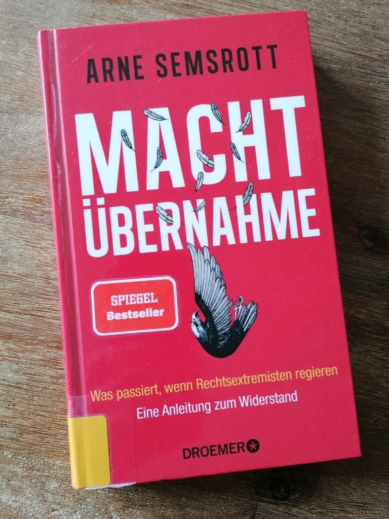 Das Buch "Machtübernahme. Was passiert, wenn Rechtsextremisten regieren. Eine Anleitung zum Widerstand" von Arne Semsrott. Das rote Cover zeigt einen abstürzenden Adler, der Federn verliert. 