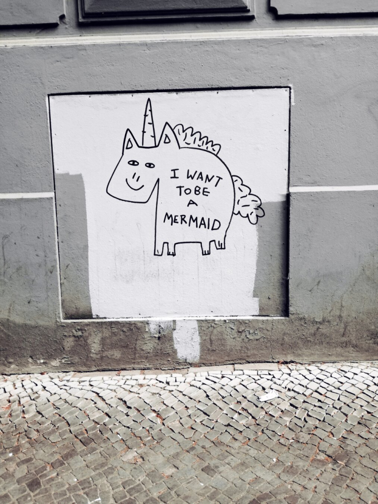 Streetart, Einhorn. Text: I want to be a Mermaid.