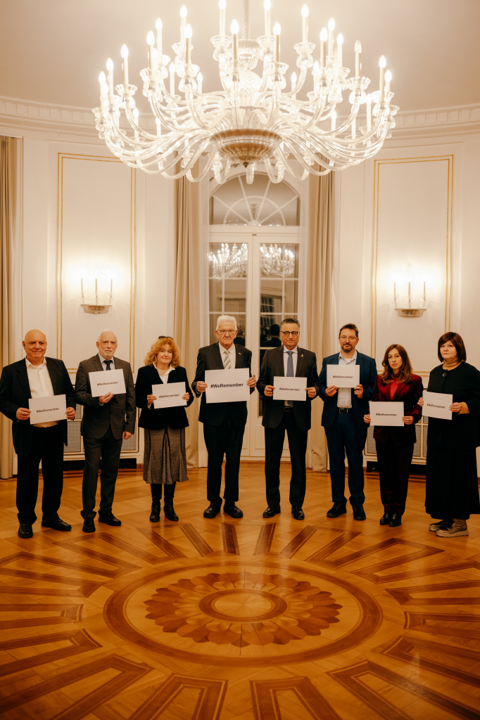 Ministerpräsident Kretschmann (4. v. l.) und der Antisemitismusbeauftragte des Landes Michael Blume (3. v.r.) mit Verteterinnen und Vetretern der Israelitischen Religionsgemeinschaften Baden-Württemberg.