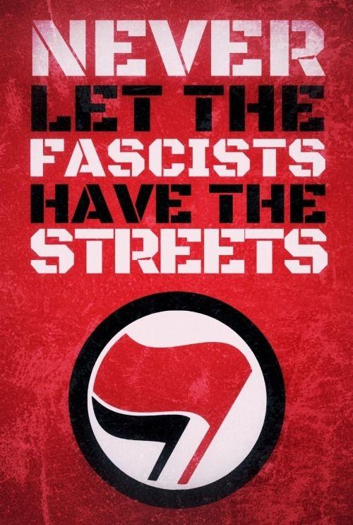 NEVER LET THE FASCISTS HAVE THE STREETS
Darunter die antifaschistischen Flaggen