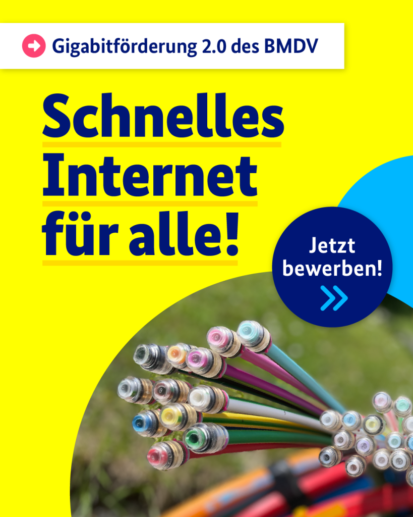 Auf der gelben Kachel steht auf einem weißen Banner in dunkelblauer Schrift folgender Text: "Gigabitförderung 2.0 des BMDV". Darunter steht in dunkelblauer Schrift auf gelbem Hintergrund: "Schnelles Internet für alle!". Eine Fotografie zeigt bunte Kabel und in einem dunkelblauen Kreis steht in weißer Schrift: "Jetzt bewerben!".