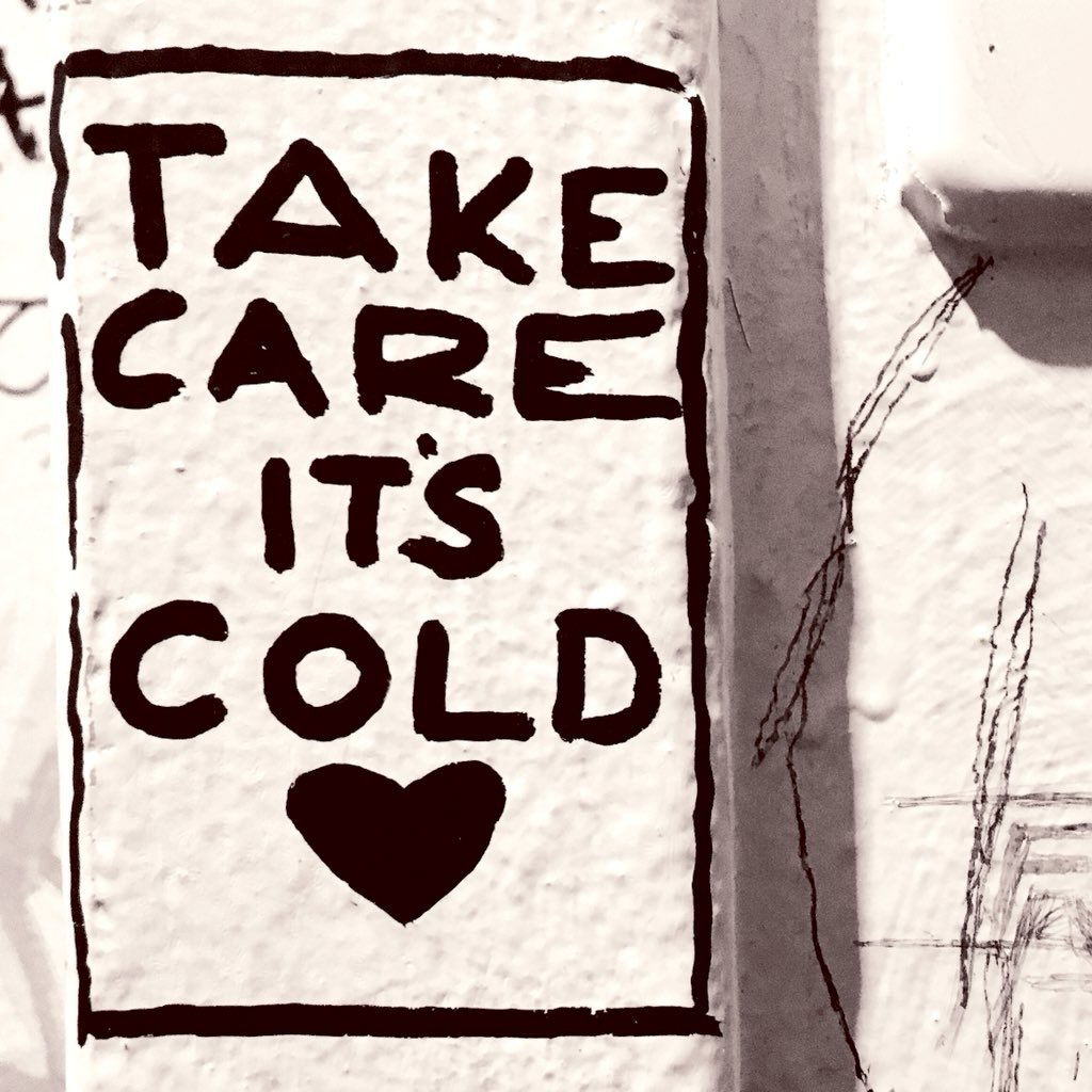 Foto von Edding auf Klo-Wand: take care - it‘s cold 🖤