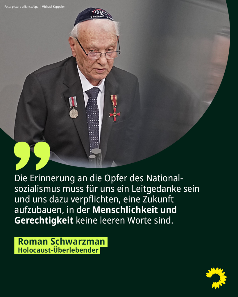 Ein Foto des Holocaust-Überlebenden Roman Schwarzman bei seiner Rede während der Gedenkstunde der Opfer des Nationalsozialismus im Bundestag. Darunter steht das Zitat: „Die Erinnerung an die Opfer des Nationalsozialismus muss für uns ein Leitgedanke sein und uns dazu verpflichten, eine Zukunft aufzubauen, in der Menschlichkeit und Gerechtigkeit keine leeren Worte sind.“