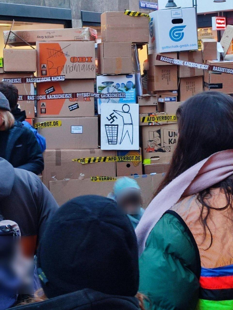 Aus Kartons errichtete Symbolische Brandmauer gegen Rechts. Mit der klaren Forderung nach einem afd-verbot