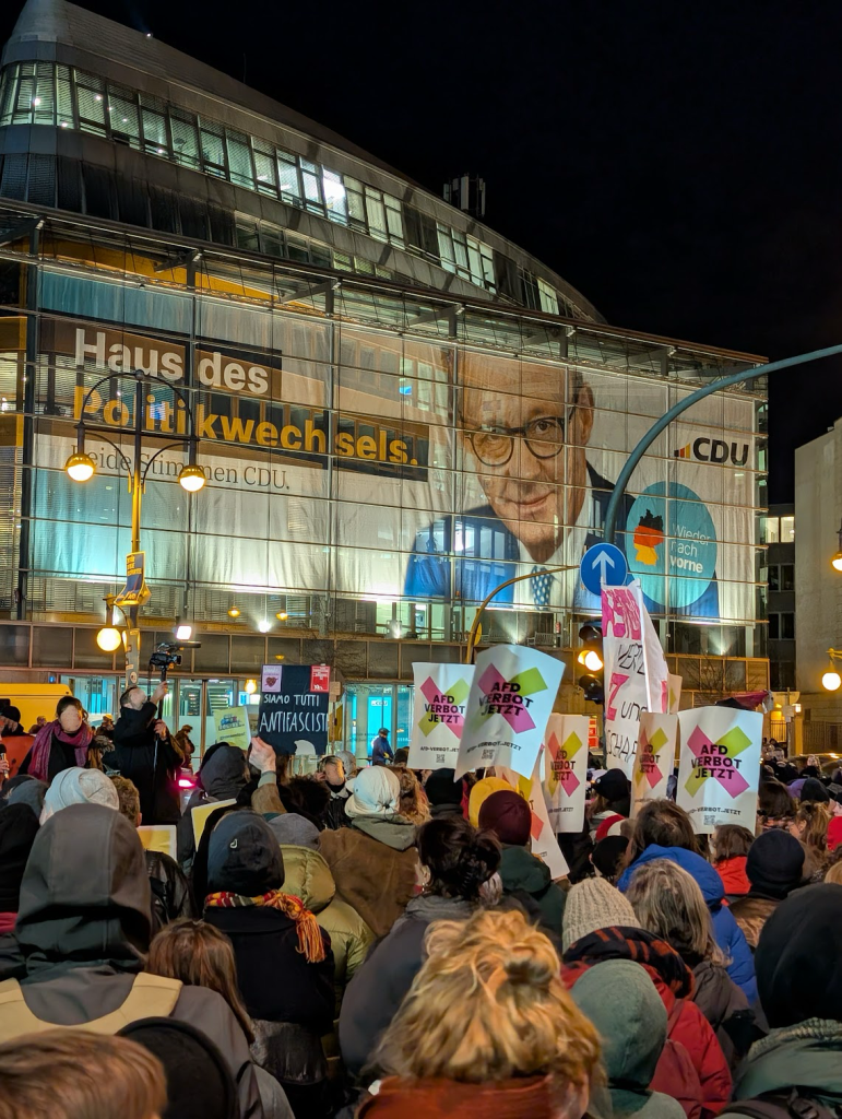 Eine Menschenmenge mit Demo Schildern vor der CDU Parteizentrale in Berlin.